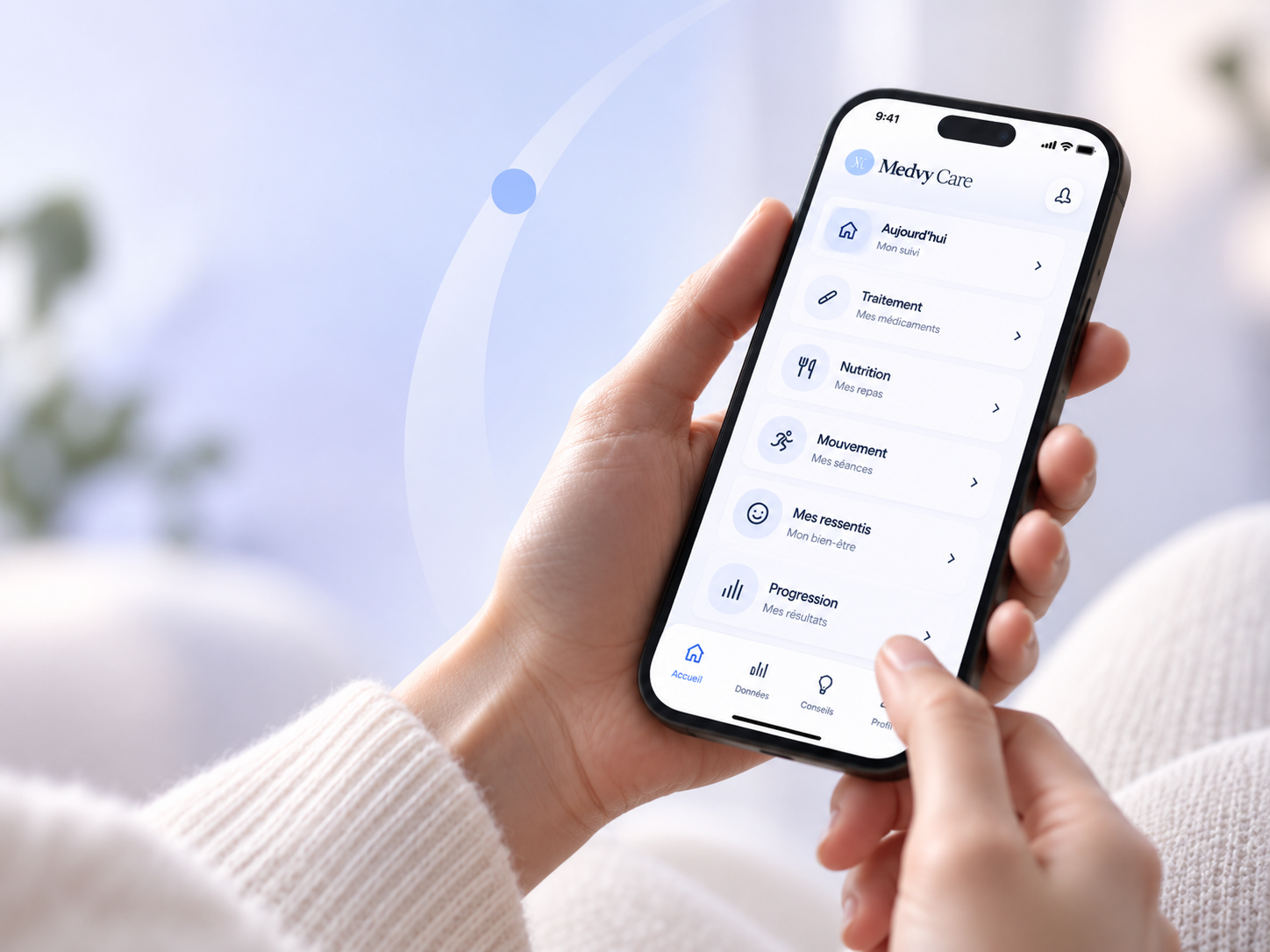 Interface Medvy Care consultée sur un téléphone tenu en main